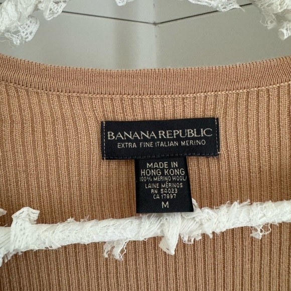 Banana Republic Tan knit button cardigan sweater.
Excellent condition. Size M - Picture 5 of 6